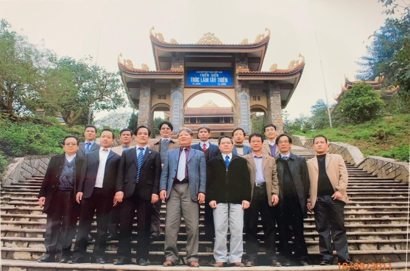Nguyên Bộ trưởng Hà Hùng Cường, nguyên Thứ trưởng Đinh Trung Tụng và một số cán bộ của ngành trong chuyến thăm địa phương năm 2011. (Ảnh: NVCC)