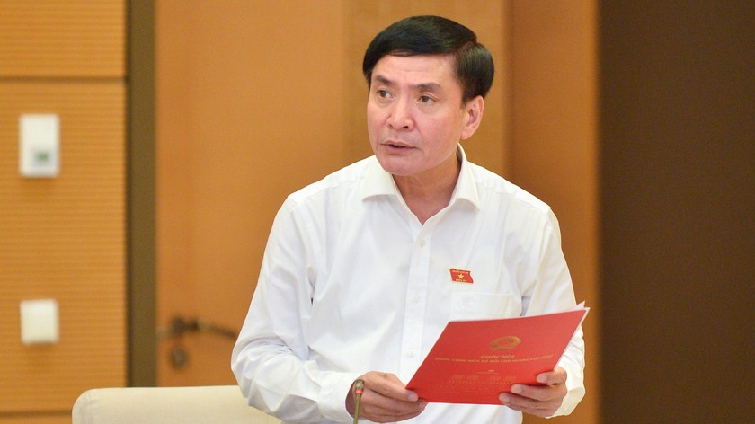 Tổng Thư ký Quốc hội Bùi Văn Cường báo cáo một số vấn đề về việc chuẩn bị Kỳ họp thứ 6. (Ảnh: Quochoi.vn)