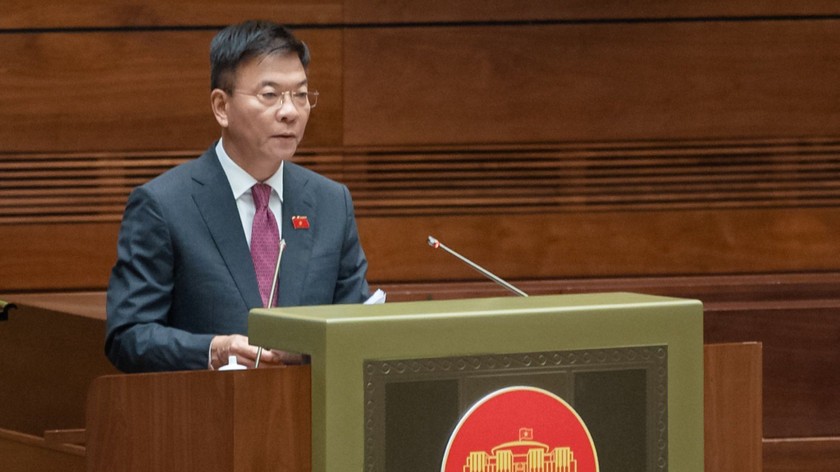 Bộ trưởng Lê Thành Long trình bày Tờ trình về dự án Luật Thủ đô (sửa đổi) tại phiên làm việc ngày 10/11. (Nguồn ảnh: Quochoi.vn)
