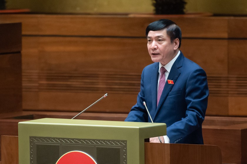 Tổng Thư ký Quốc hội, Chủ nhiệm Văn phòng Quốc hội Bùi Văn Cường trình bày báo cáo. (Nguồn ảnh: Quochoi.vn)
