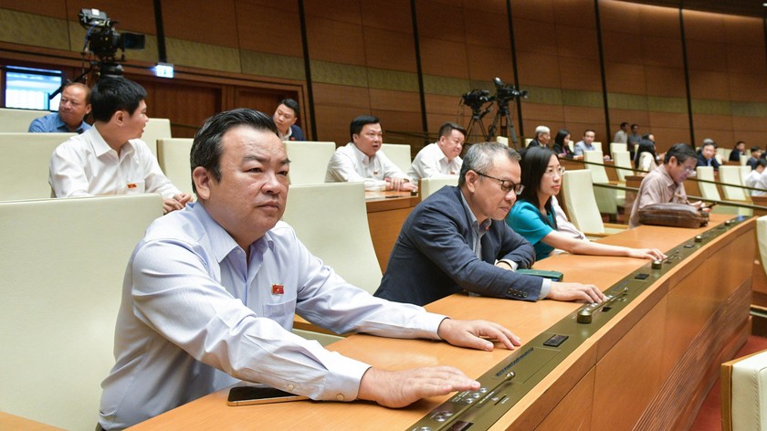Các đại biểu bấm nút biểu quyết thông qua điều chỉnh Chương trình Kỳ họp thứ 6. (Nguồn ảnh: Quochoi.vn)