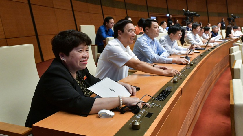 Các đại biểu bấm nút thông qua Luật Căn cước. (Nguồn ảnh: Quochoi.vn)