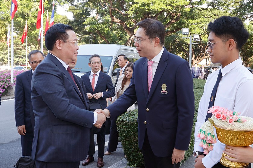 Hiệu trưởng Đại học Chulalongkorn đón Chủ tịch Quốc hội Vương Đình Huệ. (Ảnh Doãn Tấn)
