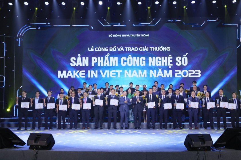 Phó Thủ tướng Trần Hồng Hà và Bộ trưởng Thông tin và Truyền thông Nguyễn Mạnh Hùng chụp ảnh cùng các doanh nghiệp được trao Giải thưởng Sản phẩm công nghệ số Make in Viet Nam 2023. (Ảnh: PV)