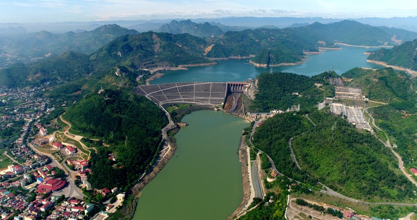 Thủy điện Hòa Bình là một trong những công trình thủy điện lớn nhất Đông Nam Á