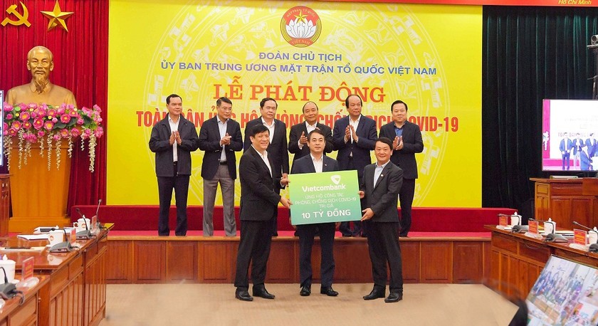 Chủ tịch HĐQT Nghiêm Xuân Thành đại diện Vietcombank trao 10 tỷ trong Lễ phát động toàn dân ủng hộ phòng chống dịch Covid