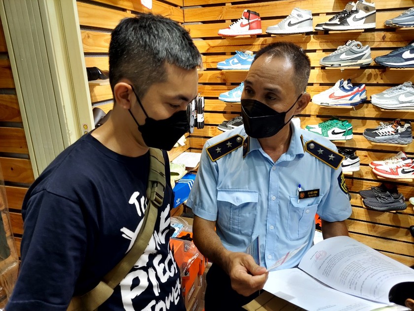 Thu giữ hơn 2.000 sản phẩm hàng hóa vi phạm tại Saigon Square