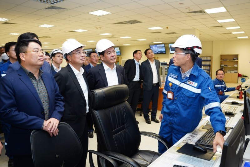 Bộ trưởng Bộ Công Thương và Chủ tịch HĐTV PVN (áo đen) nghe báo cáo về tiến độ khắc phục sự cố của Nhà máy LHD Nghi Sơn