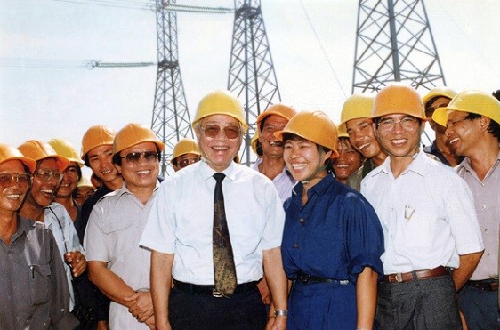 Cố Thủ tướng Võ Văn Kiệt trong ngày đóng điện đường dây truyền tải điện quốc gia mạch 1.