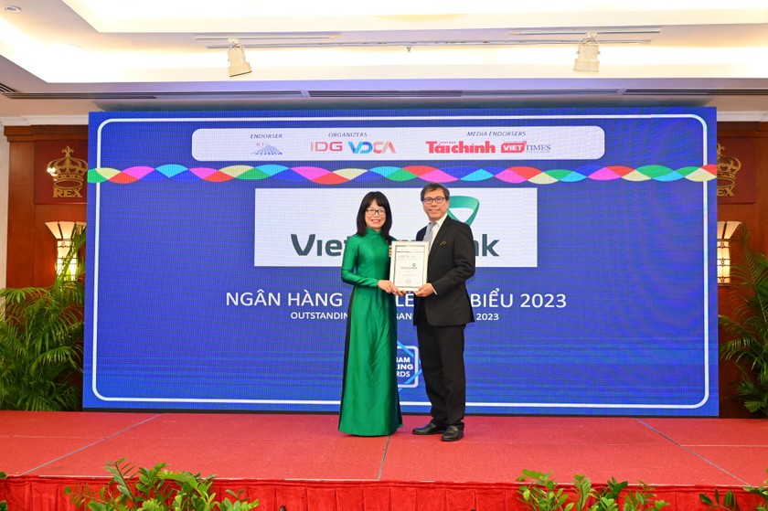 Đại diện Vietcombank nhận giải thưởng Ngân hàng bán lẻ tiêu biểu.