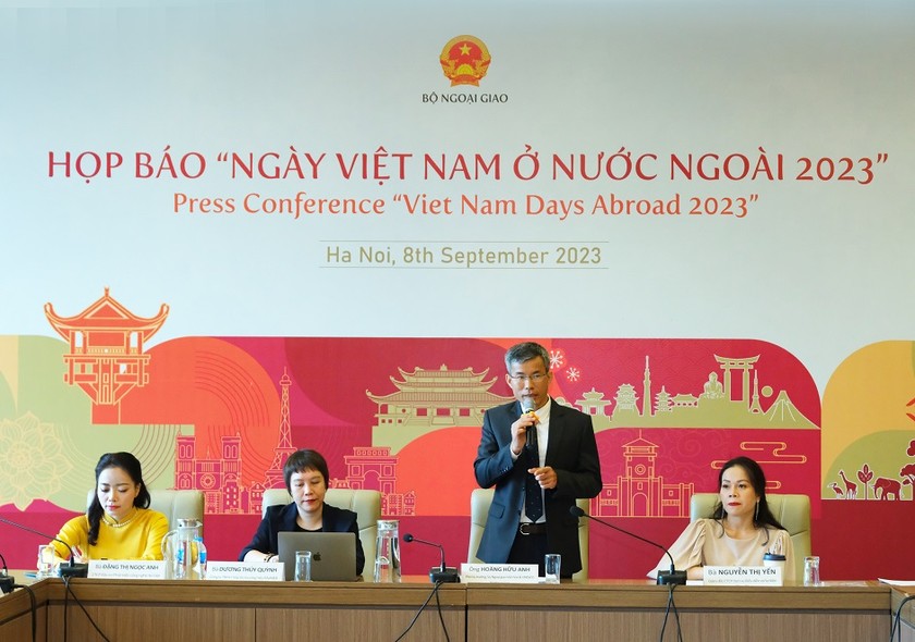 Ông Hoàng Hữu Anh - Phó Vụ trưởng Vụ Ngoại giao Văn hóa - UNESCO (Bộ Ngoại giao) phát biểu khai mạc họp báo “Ngày Việt Nam ở nước ngoài 2023”