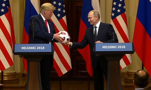 Tổng thống Nga đã tặng Tổng thống Mỹ một quả bóng.