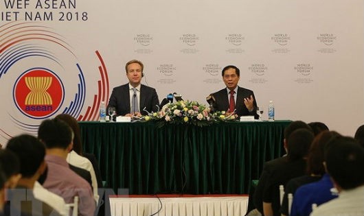 Thứ trưởng Thường trực Bộ Ngoại giao Bùi Thanh Sơn, Trưởng Ban Tổ chức WEF ASEAN 2018 và Chủ tịch WEF Borge Brende chủ trì họp báo về WEF ASEAN 2018. Ảnh: TTXVN