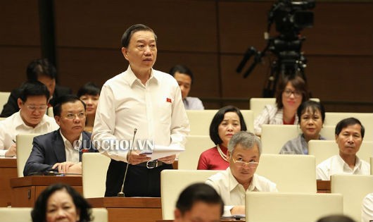 Bộ trưởng Công an Tô Lâm trả lời chất vấn tại phiên họp.