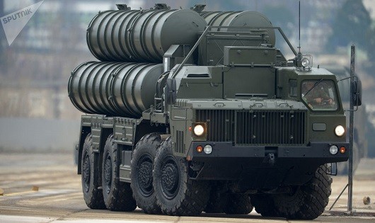 Hệ thống tên lửa phòng không S-400 do Nga chế tạo.