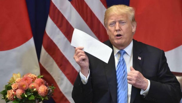 Ông Trump khoe bức thư nhận được từ ông Kim.