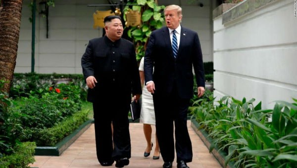 Ông Trump và ông Kim cùng nhau đi bộ.