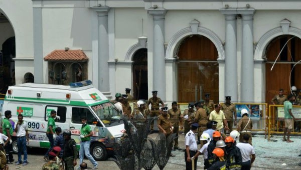 Cảnh sát tại nhà thờ St Anthony - nơi xảy ra vụ tấn công đầu tiên