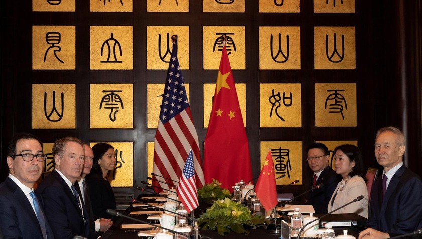 Phó Thủ tướng Trung Quốc Lưu Hạc (ngoài cùng bên phải) và Bộ trưởng Tài chính Mỹ Steven Mnuchin (ngoài cùng bên trái) tại cuộc họp vừa diễn ra.