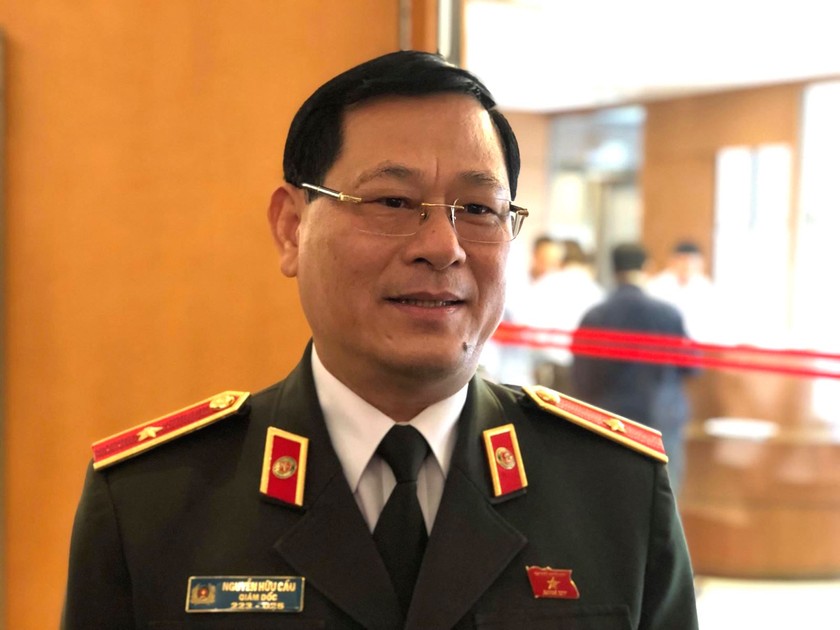 Thiếu tướng Nguyễn Hữu Cầu trả lời báo chí bên hành lang QH.