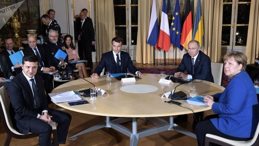 Các nhà lãnh đạo dự hội nghị thượng đỉnh nhóm Bộ tứ Normandy tại Paris, Pháp năm ngoái.