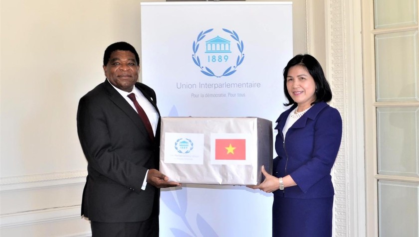 Đại sứ Lê Thị Tuyết Mai trao quà khẩu trang y tế của Chủ tịch Quốc hội Việt Nam Nguyễn Thị Kim Ngân gửi tặng Ban Thư ký IPU
