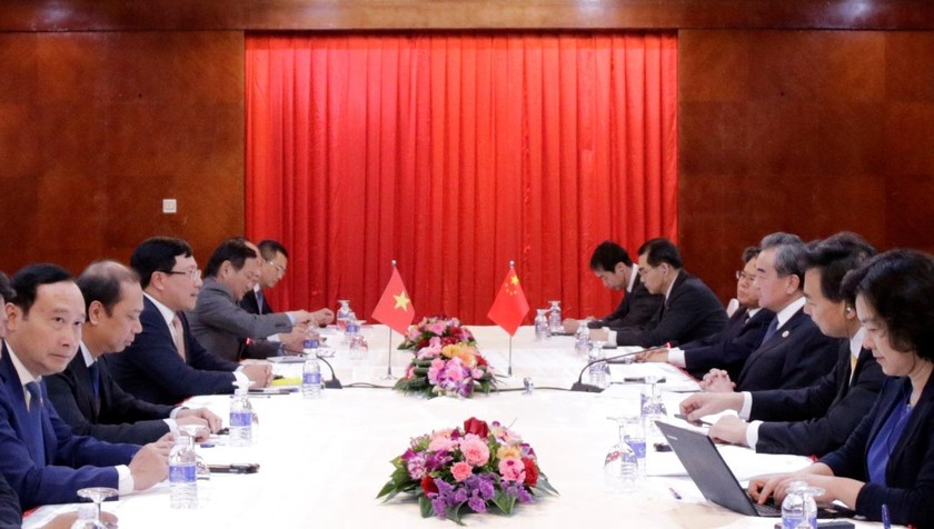 Phó Thủ tướng Phạm Bình Minh gặp Bộ trưởng Ngoại giao Trung Quốc Vương Nghị tại nhân dịp dự 2 hội nghị được tổ chức tại Lào hồi tháng 2 vừa qua. Ảnh: VGP