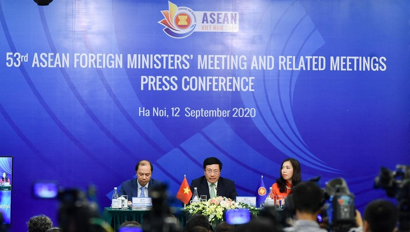 Phó Thủ tướng, Bộ trưởng Ngoại giao Phạm Bình Minh chủ trì họp báo.