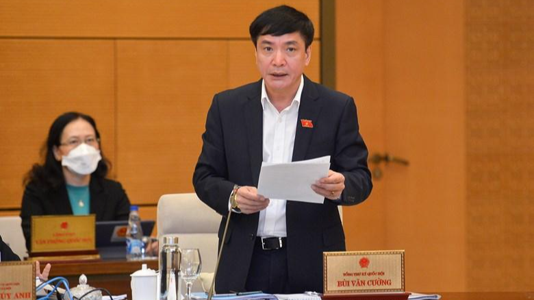 Tổng thư ký Quốc hội Bùi Văn Cường trình bày báo cáo tại phiên họp.