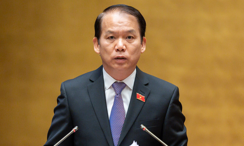 Chủ nhiệm Ủy ban Pháp luật Hoàng Thanh Tùng trình bày báo cáo tại phiên họp.