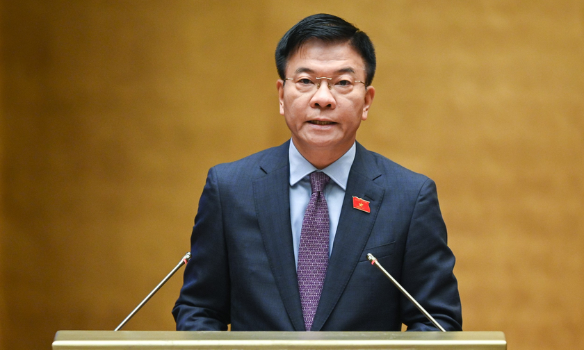 Bộ trưởng Lê Thành Long trình bày báo cáo tại phiên họp.