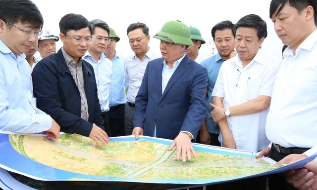 Bí thư Thành uỷ Hà Nội Đinh Tiến Dũng kiểm tra tiến độ dự án Vành đai 4 tại địa bàn huyện Hoài Đức.