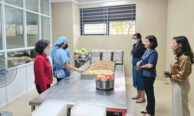 Lãnh đạo quận Long Biên kiểm tra an toàn thực phẩm bếp ăn trường học trên địa bàn quận. Ảnh: VGP