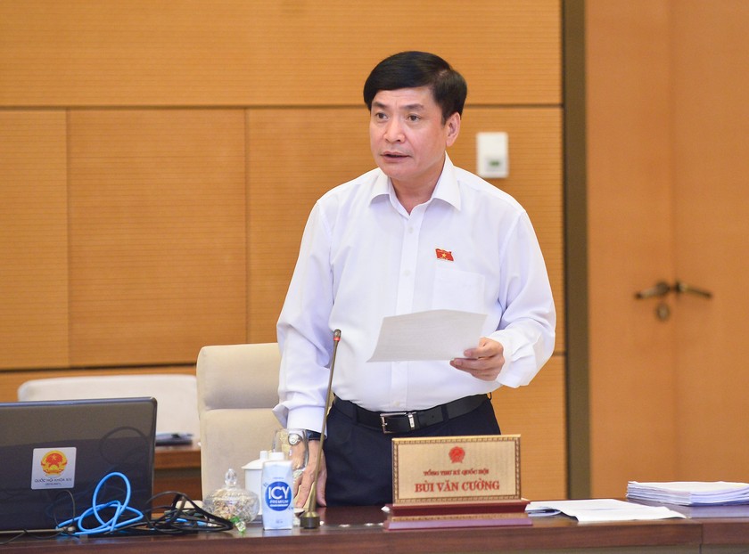 Tổng thư ký Quốc hội Bùi Văn Cường báo cáo tại phiên họp.