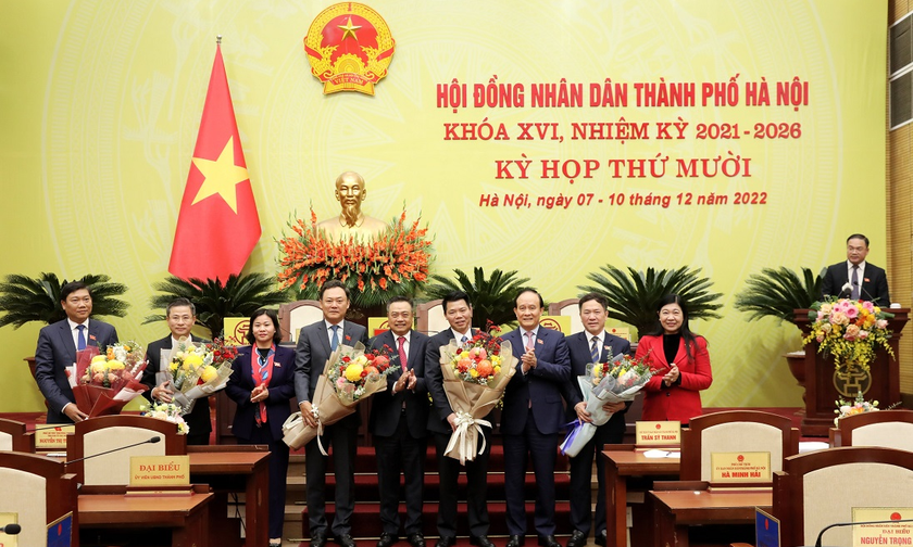 Lãnh đạo TP Hà Nội tặng hoa, chúc mừng các nhân sự nhận nhiệm vụ mới. 