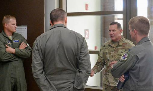 Chuẩn tướng Jeffrey Magram (ở giữa) trong chuyến thăm đến một đơn vị không quân thuộc vệ binh quốc gia California vào tháng 8/2019.