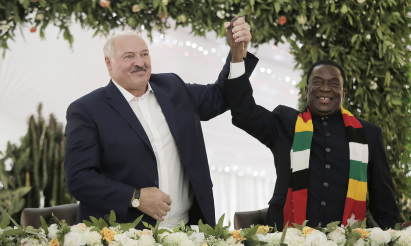 Tổng thống Belarus Alexander Lukashenko và người đồng cấp Zimbabwe Emmerson Mnangagwa.