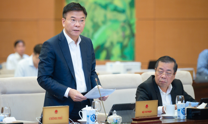 Bộ trưởng Tư pháp Lê Thành Long trình bày tờ trình tại phiên họp.