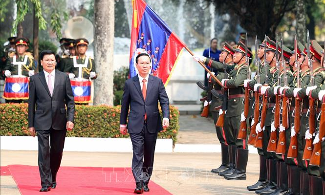 Chủ tịch nước Võ Văn Thưởng và Tổng Bí thư, Chủ tịch nước Lào Thongloun Sisoulith duyệt đội danh dự. Ảnh: TTXVN