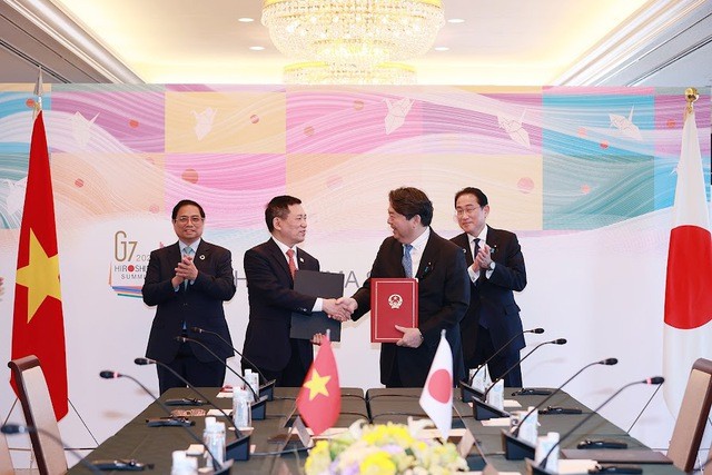 Thủ tướng Phạm Minh Chính và Thủ tướng Nhật Bản Kishida Fumio chứng kiến hai bên trao đổi văn bản ký kết 3 dự án hợp tác ODA với tổng trị giá 61 tỷ yên.