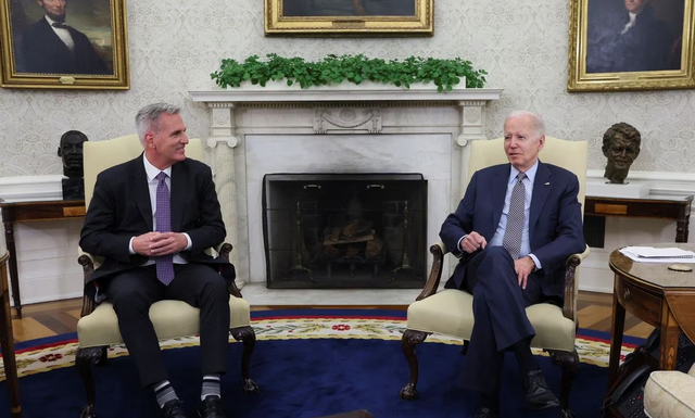 Chủ tịch Hạ viện Mỹ Kevin McCarthy (trái) thảo luận với Tổng thống Mỹ Joe Biden tại Nhà Trắng ngày 22/5. 