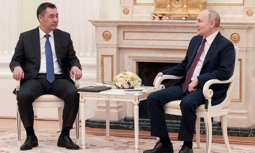 Tổng thống Nga Vladimir Putin và người đồng cấp Kyrgyzstan Sadyr Japarov.