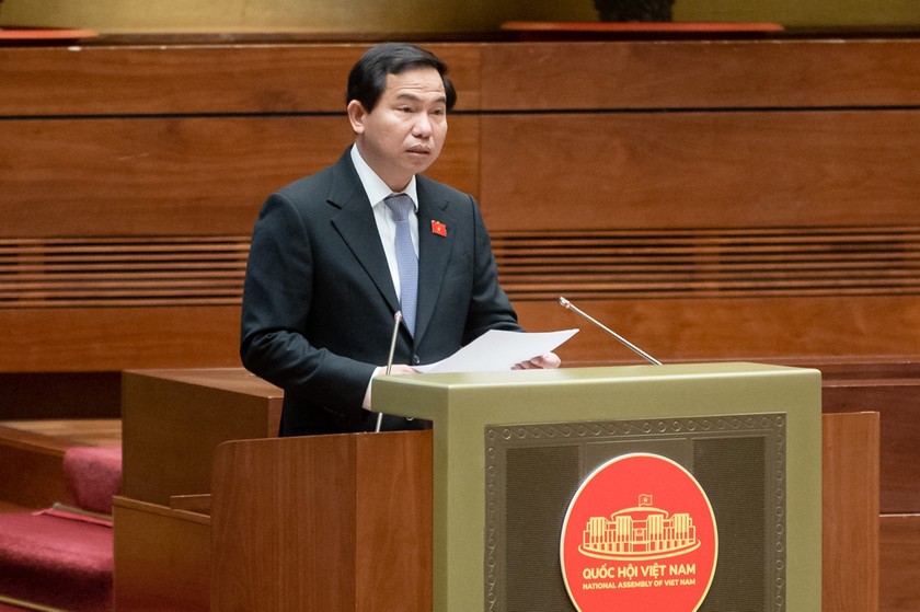 Chủ nhiệm Ủy ban Tài chính, Ngân sách của Quốc hội Lê Quang Mạnh trình bày báo cáo.