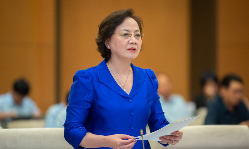 Bộ trưởng Bộ Nội vụ Phạm Thị Thanh Trà trình bày Tờ trình.