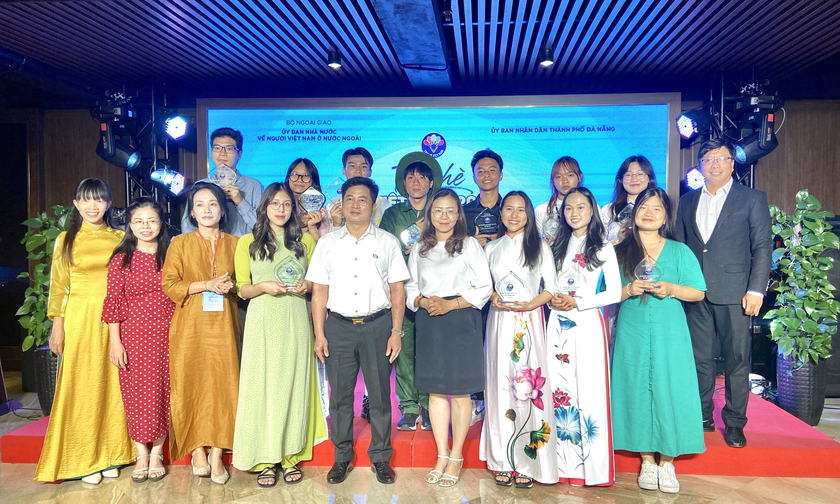 Đại diện Ban tổ chức và các thí sinh tham gia cuộc thi Tài năng trẻ tiếng Việt.