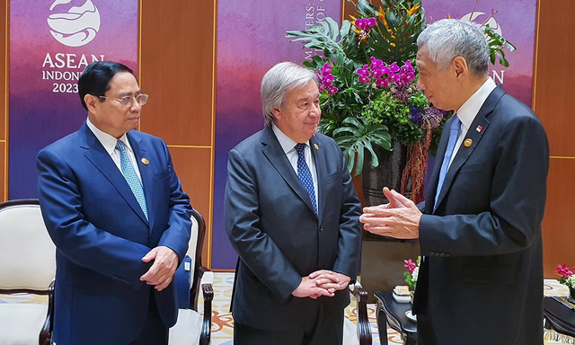 Thủ tướng Phạm Minh Chính trao đổi với Tổng Thư ký Liên hợp quốc António Guterres và Thủ tướng Singapore Lý Hiển Long. Ảnh: VGP