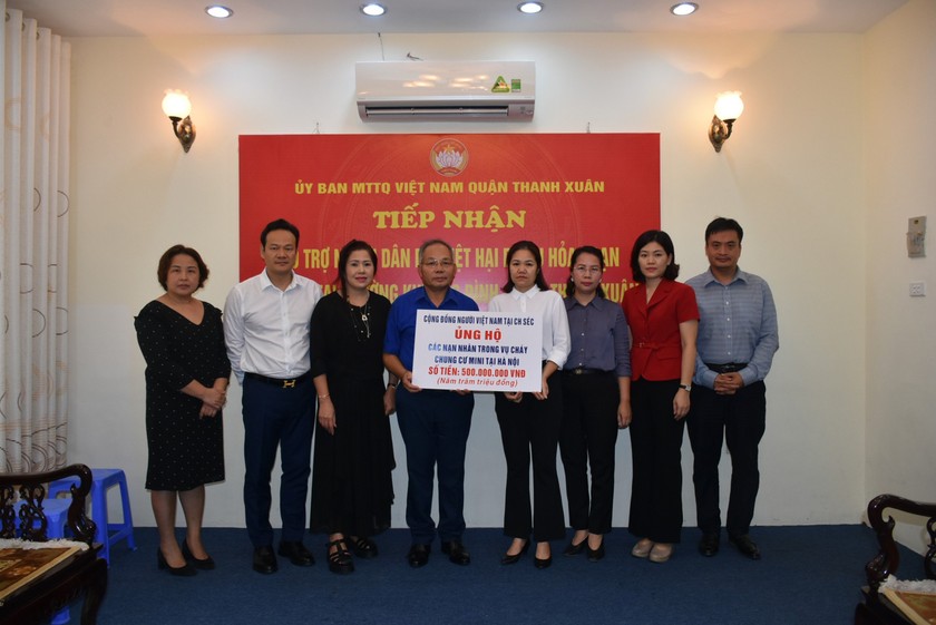 Cộng đồng người Việt Nam tại Séc đã trao số tiền 500 triệu đồng thông qua Mặt trận Tổ quốc quận Thanh Xuân hỗ trợ cho các hộ dân trong vụ cháy chung cư mini tại phường Khương Đình.