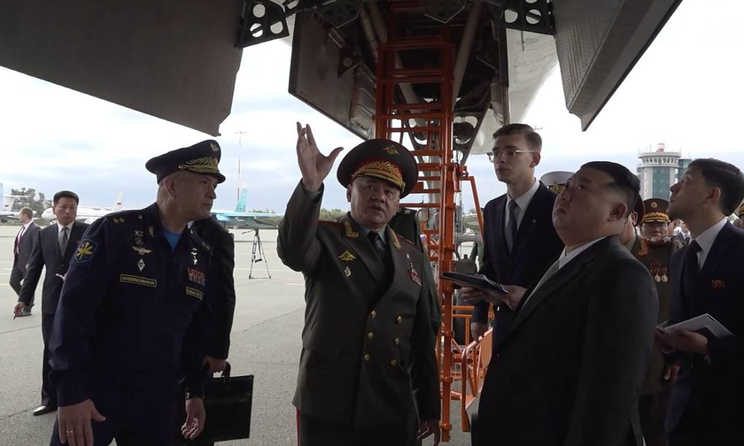 Giới chức Nga giới thiệu với Nhà lãnh đạo Triều Tiên Kim Jong Un về máy bay Tu-160.