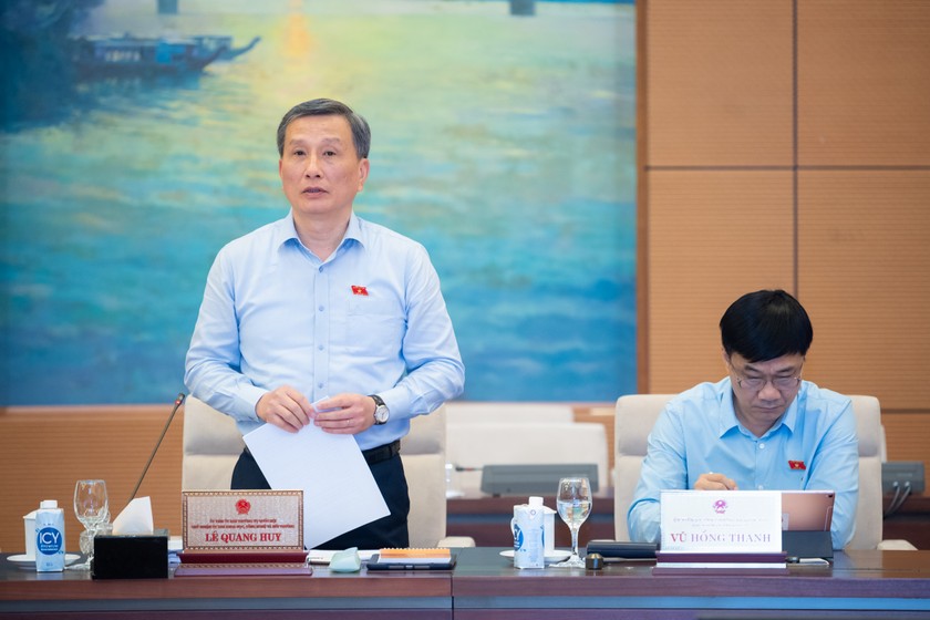Chủ nhiệm Ủy ban Khoa học, Công nghệ và Môi trường Lê Quang Huy - Phó Trưởng đoàn Thường trực Đoàn Giám sát trình bày Báo cáo tại phiên họp.