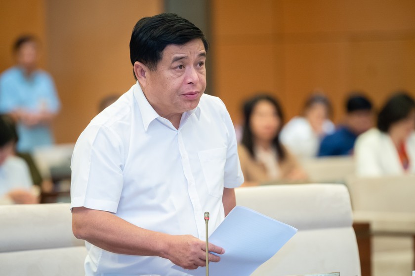 Bộ trưởng Bộ Kế hoạch và Đầu tư Nguyễn Chí Dũng trình bày Báo cáo tại phiên họp.